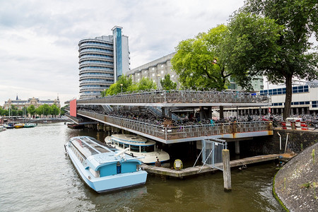 夏日在阿姆斯特丹中心大型自行车停放图片