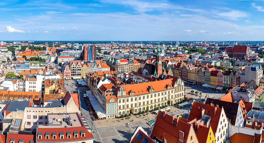 夏季日在Poland的wrocla市场广的空中观察图片