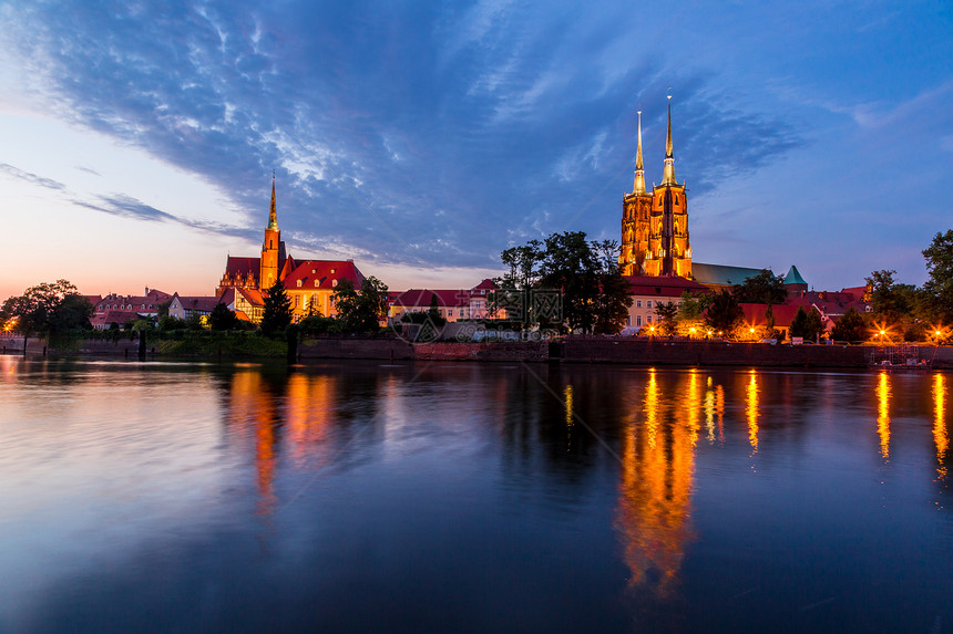 城市风景大教堂河流花草黄昏时的地图片