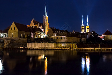 夏天晚上在波兰的圣约翰大教堂图片