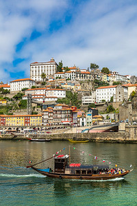 夏季日在Portugal用葡萄酒桶装满的老旧传统船图片