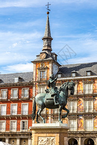 菲利普国王3月日在市长广场疯狂地在美丽的夏日西班牙背景