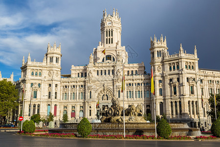 宫殿和喷泉位于西班牙的广场高清图片