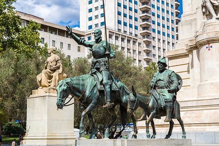 青铜骑士像在西班牙疯癫的西班牙广场上背景