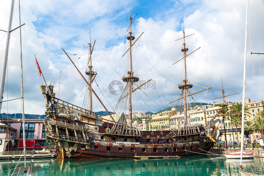 夏日在意大利的吉诺亚古老木船图片