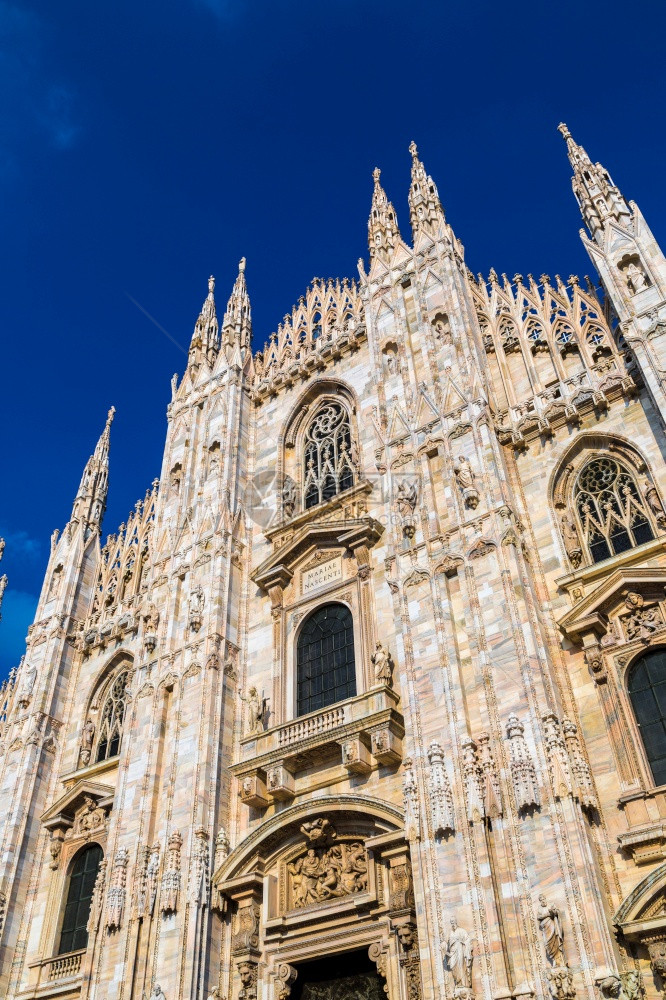 著名的米兰大教堂在美丽的夏天意大利图片
