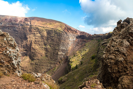 夏日的环球旁边瓦苏威火山口图片