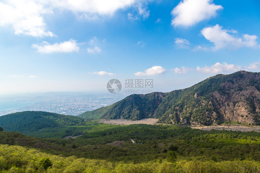 在夏天的一意大利环礁附近靠小角的微苏威火山旁边的地景观图片