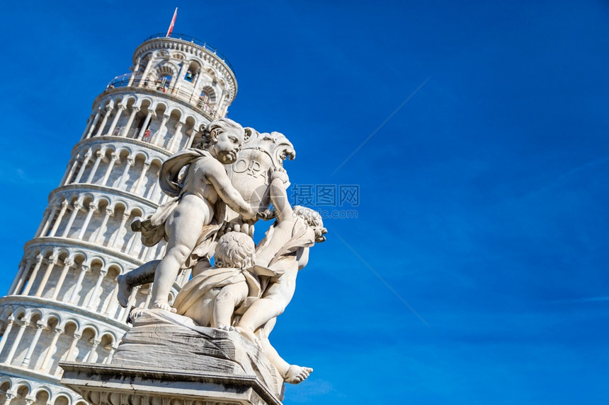 在比萨倾斜的塔与天使雕像在意大利的夏日图片