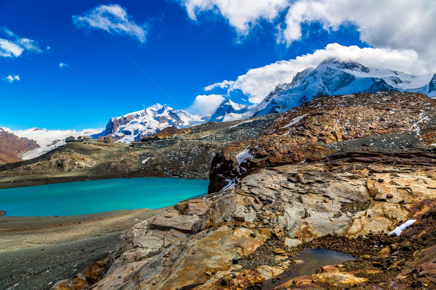 白日美景中阿尔卑斯山地和湖的全景图片