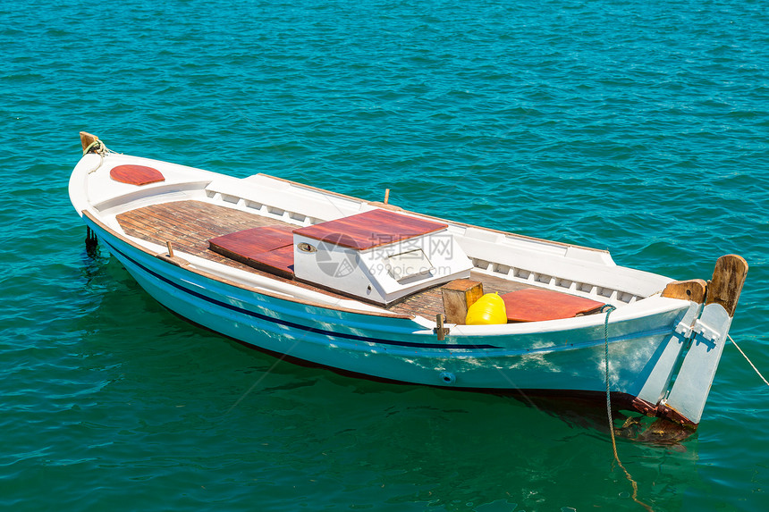 夏季海上小渔船图片