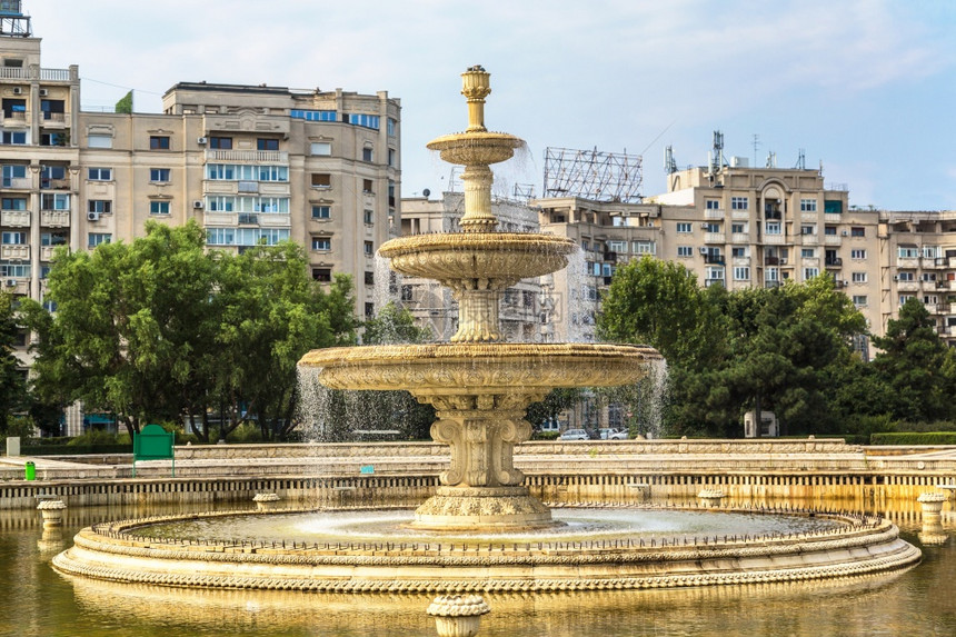 罗马尼亚州布加勒斯特的夏日中央城市喷泉图片