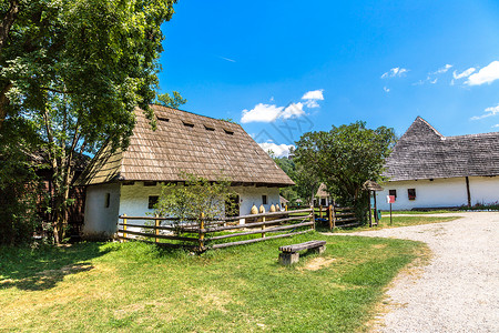 在罗马尼亚州Transylvi的一个夏季日astr村博物馆图片