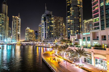 在一个夏夜的dubai码头dubai阿拉伯联合酋长国背景图片
