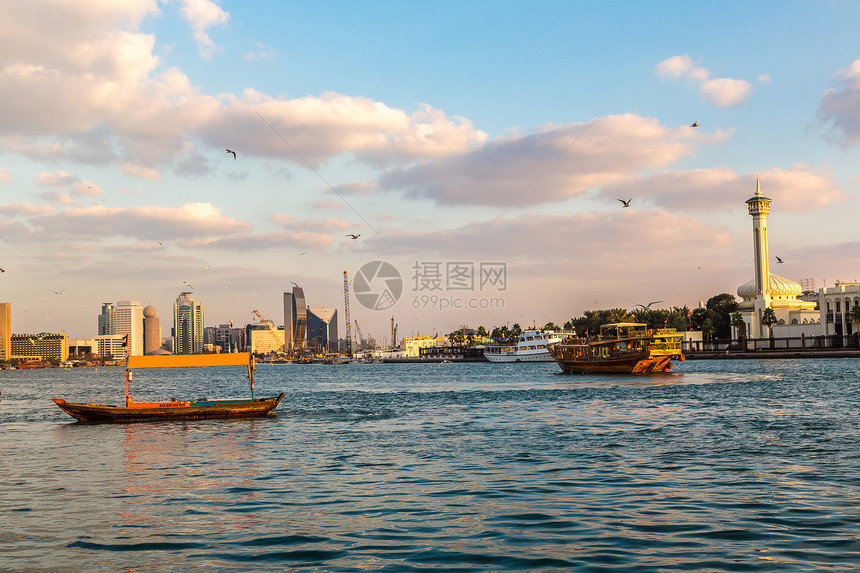 在杜拜湾小溪上的传统老船阿拉伯联合酋长国图片