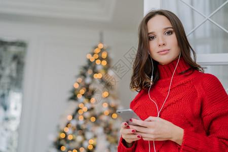 用耳机聆听音乐的年轻女人图片