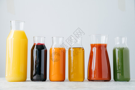白背景的一排新鲜多色饮料水果和蔬菜汁供你们饮用健康料背景图片