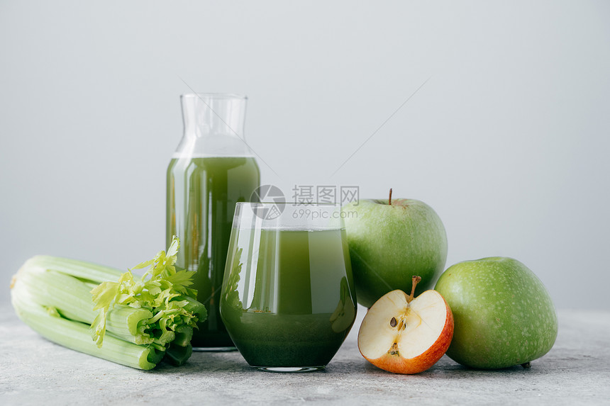 新鲜混合苹果的横向水平一针并定期用于健康饮食以眼镜为素食的绿色饮料脱毒水果和蔬菜周围图片