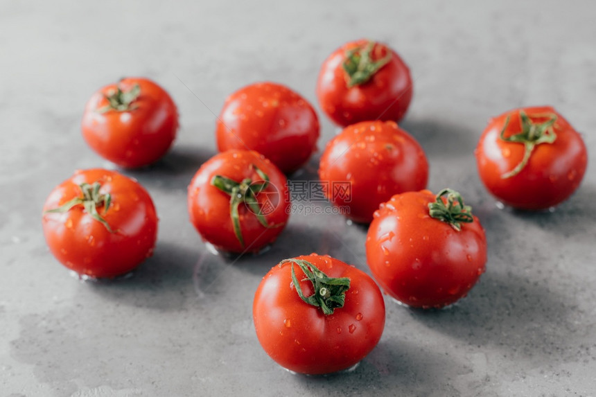 健康食品概念新鲜红樱桃西番茄和露准备供吃美味的蔬菜健康沙拉的原料图片