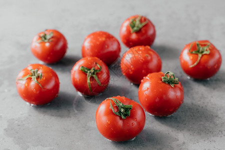 健康食品概念新鲜红樱桃西番茄和露准备供吃美味的蔬菜健康沙拉的原料图片