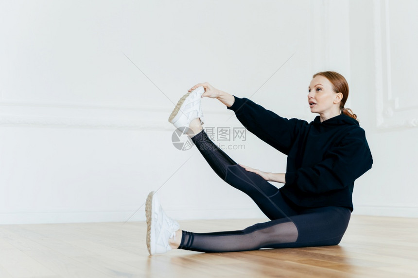 年轻女子练瑜伽图片