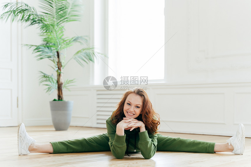 年轻女子练瑜伽图片