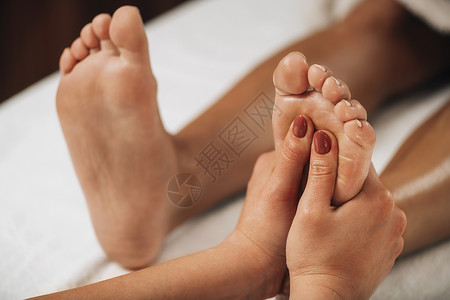 医生对客户施压脚刺激能量并释放出造成疼痛或疾病的阻塞图片
