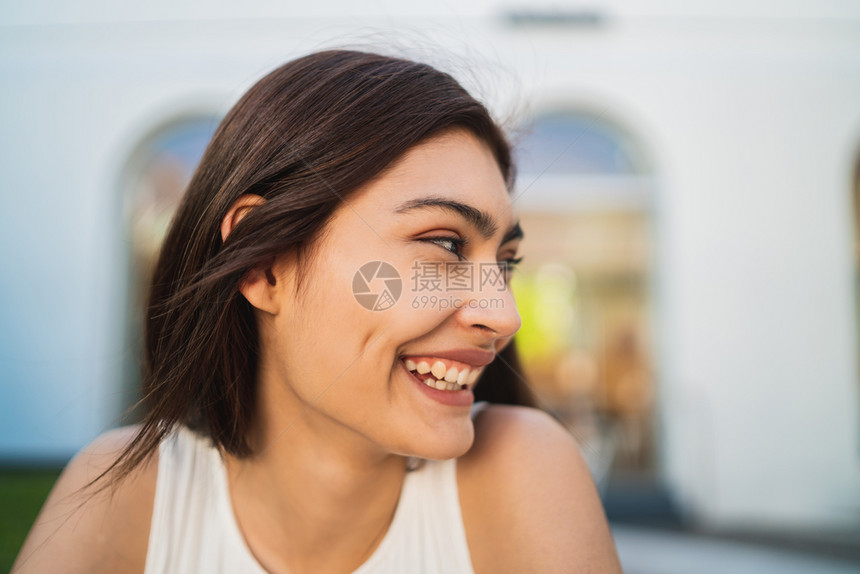 在街上露天微笑的年轻黑发女人拉丁生活方式的概念图片