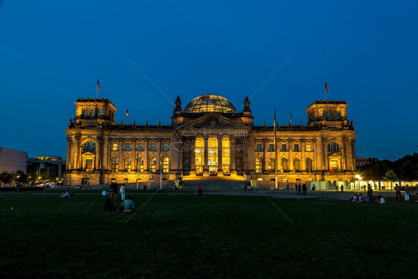 明亮的reichstag建筑在伯林德国夜间图片