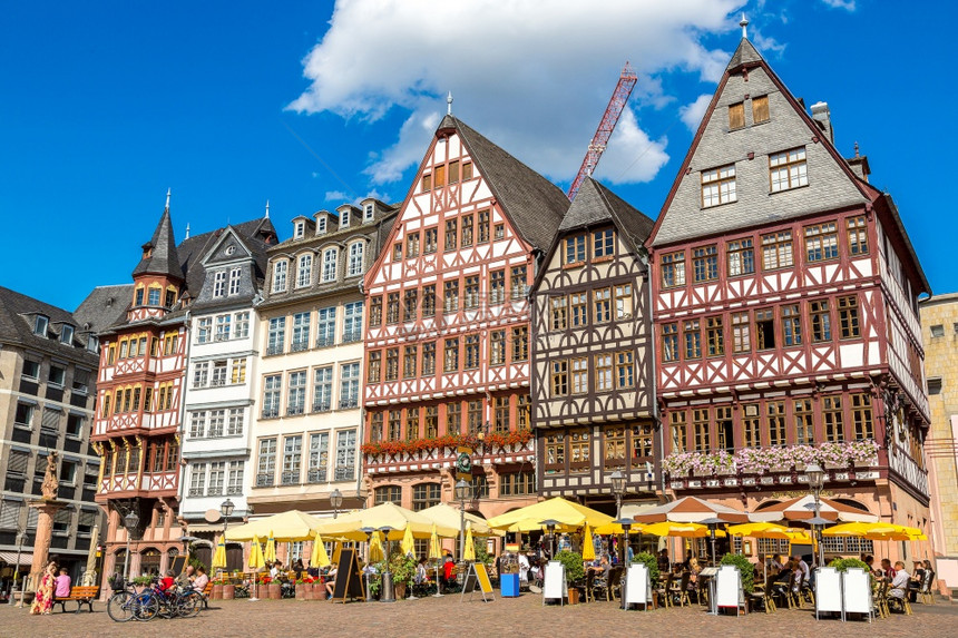 古老的传统建筑在夏季日间德国的法兰克福德国的古老传统建筑图片