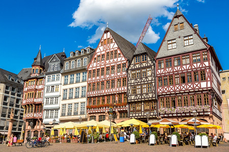 古老的传统建筑在夏季日间德国的法兰克福德国的古老传统建筑图片