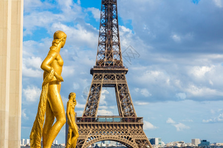 夏日巴黎的Trocade和Eifel塔上的雕塑图片