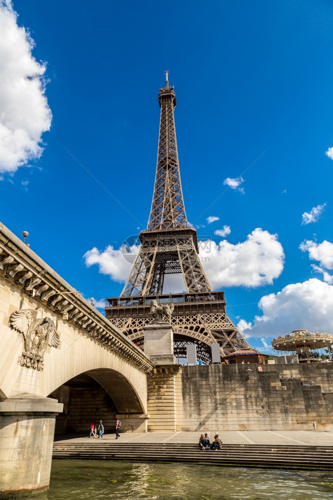 在巴黎美丽的夏日中塞纳和艾菲尔塔图片