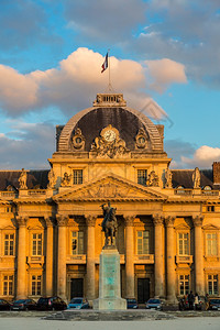 在美丽的日落中位于巴黎的军校背景图片