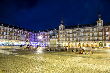 在一个美丽的夏日夜晚疯狂的广场上西班牙人图片