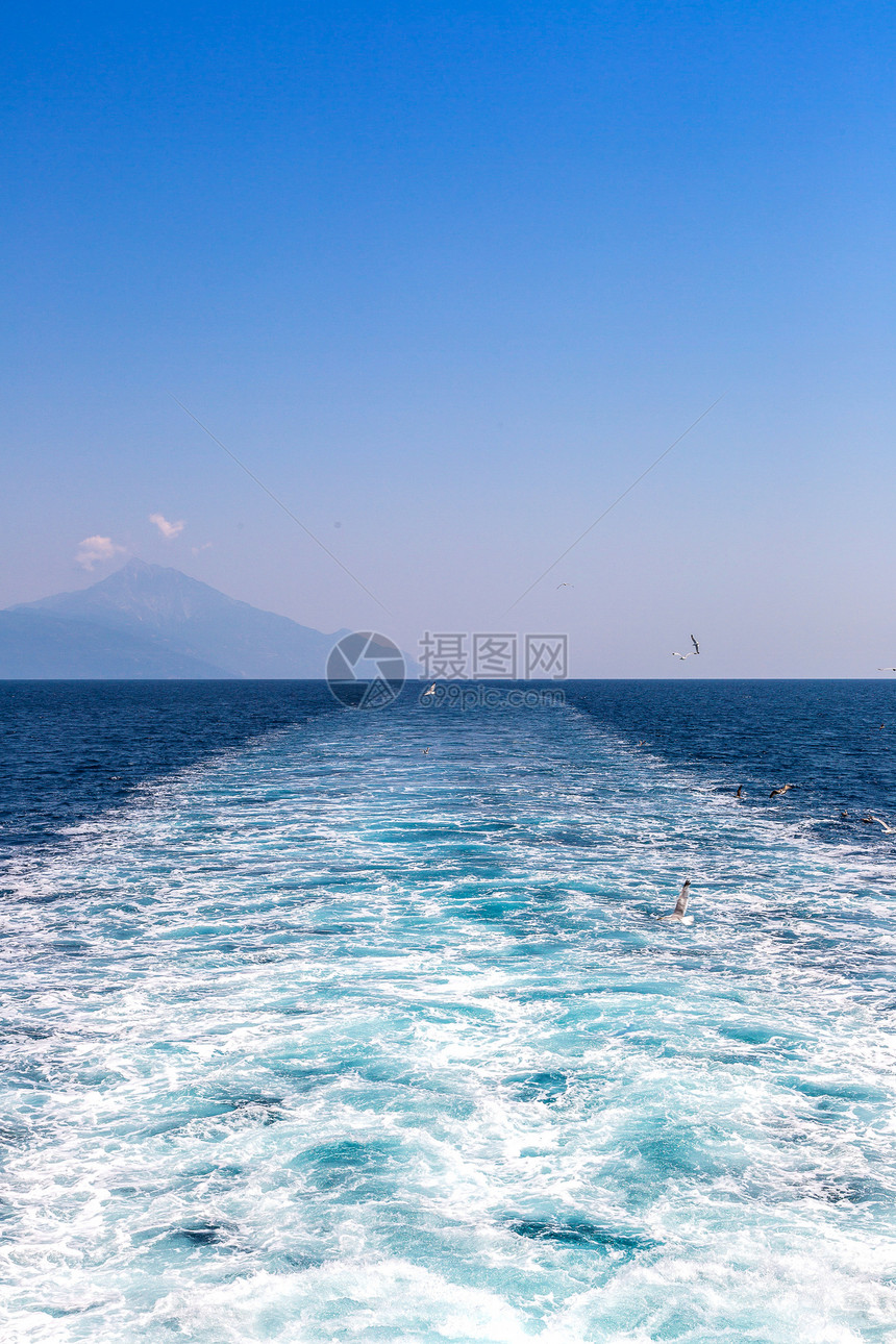 夏日的海中有船在行踪图片