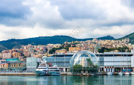 码头玻璃玻璃球直径约20米在意大利地表的夏季一天背景
