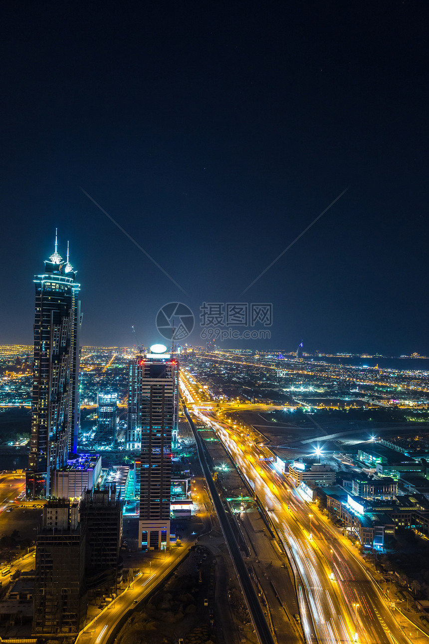 夜间杜拜市中心的空观察阿拉伯联合酋长国图片