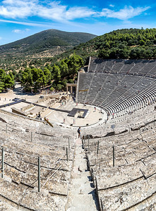 费利斯古剧场埃皮达鲁斯阿戈利达希腊在一个夏天的一天背景