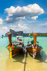 传统长尾帆船夏日在泰国的菲登岛白沙滩上图片