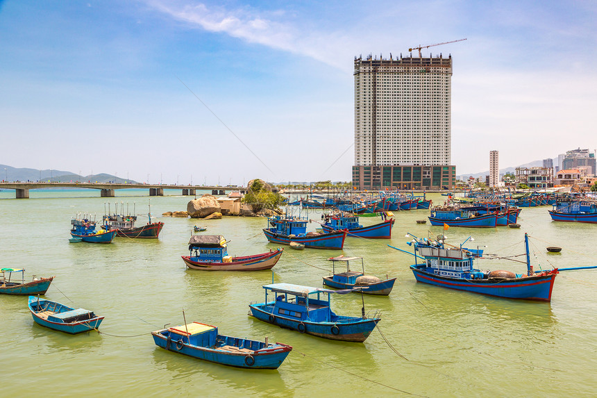夏日与渔船在北长河的Nhatrng图片
