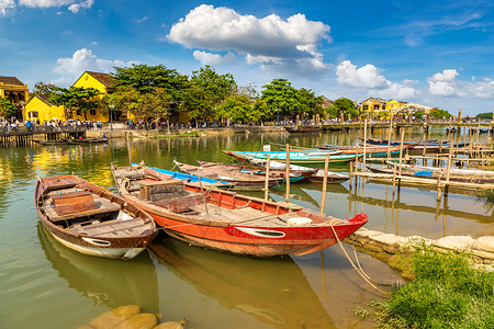 钓鱼网站素材夏日在河内的传统船只背景