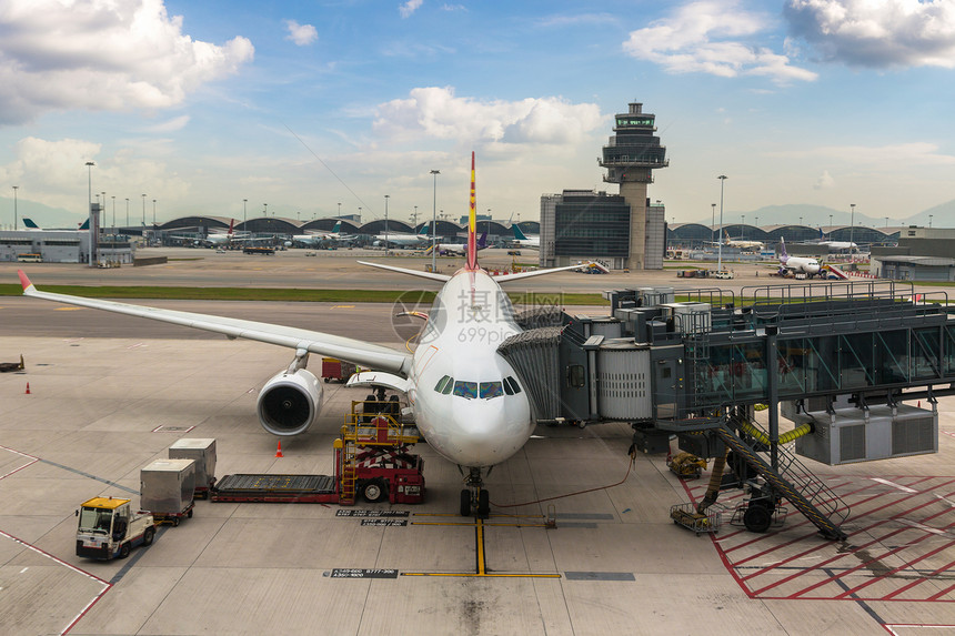 一架白色客机停放在香港国际机场图片