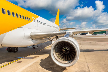 黄色客机停放在阿波尔的机场背景图片