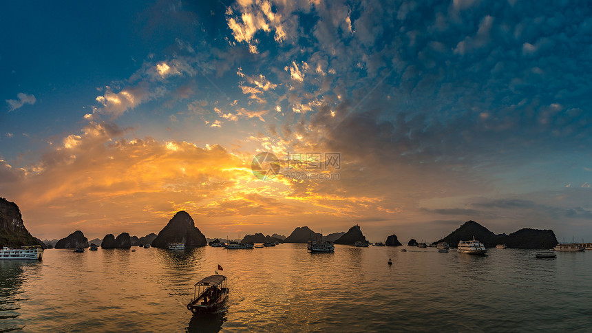 哈龙湾的日落全景夏季的落图片