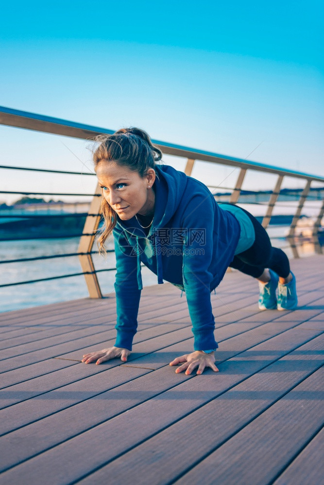 女人在河边做木板图片