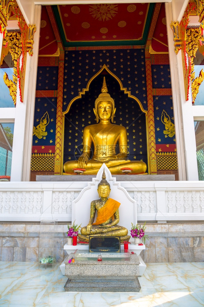 夏日在泰国的Bangko的watke寺庙中的budha雕像图片