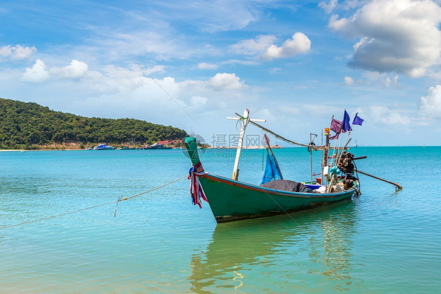 夏日在泰国河畔高萨木岛的KohSamui岛的渔船图片