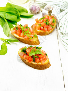番茄Basil和菠菜新鲜叶餐巾大蒜和木板底的脱盐机植物油图片