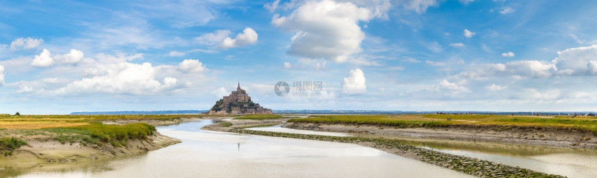 在美丽的夏日里蒙圣密歇尔修道院的全景图片